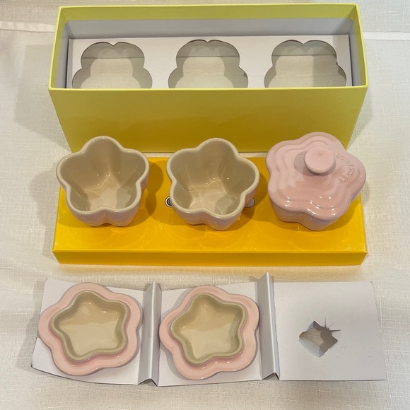 x3 Le Creuset Flower Ramekins with Tray Chiffon Pink NWT - Picture 1 of 4